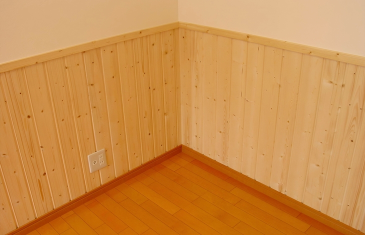 壁の下半分だけを別の素材（木目パネルやタイルなど）