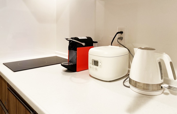 重い鍋や多様な調理家電を効率よく収納するために、パントリー(食品庫)を隣接させる配置も有効な選択肢