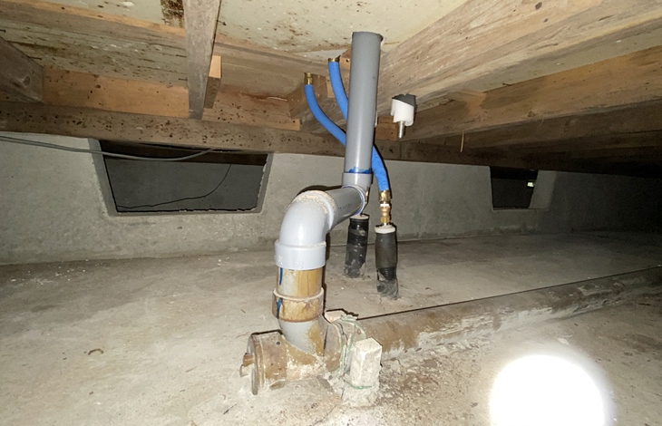 給水管に赤サビが発生していたり、排水管内部に汚れが蓄積して詰まりやすい状態